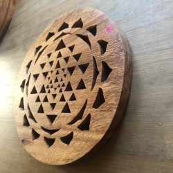 Motif Sri Yantra en bois...