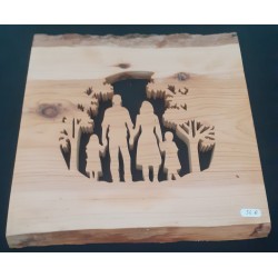 Famille de 4 dans forêt